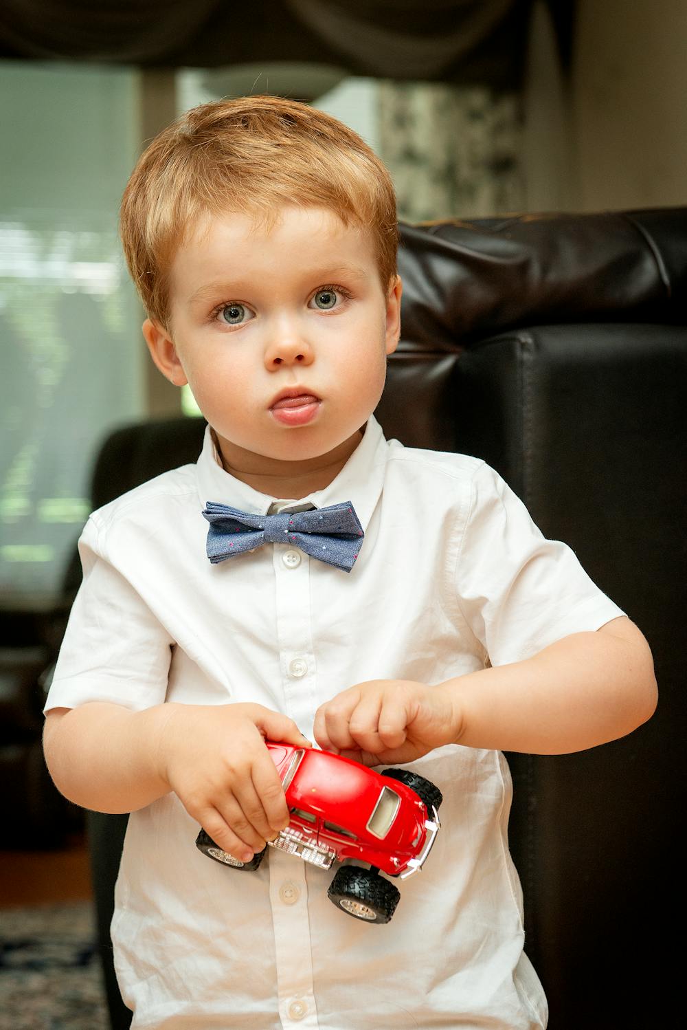 Little boy holding a toy | Photo: Pexels