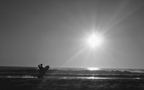 Fotobanka s bezplatnými fotkami na tému cestovné fotografie, čierny a biely, surf fotografovanie