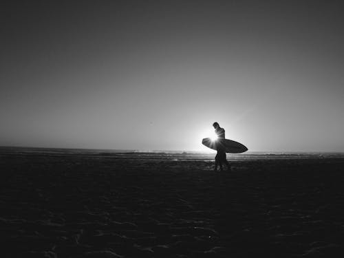 Fotobanka s bezplatnými fotkami na tému cestovné fotografie, čierny a biely, surf fotografovanie