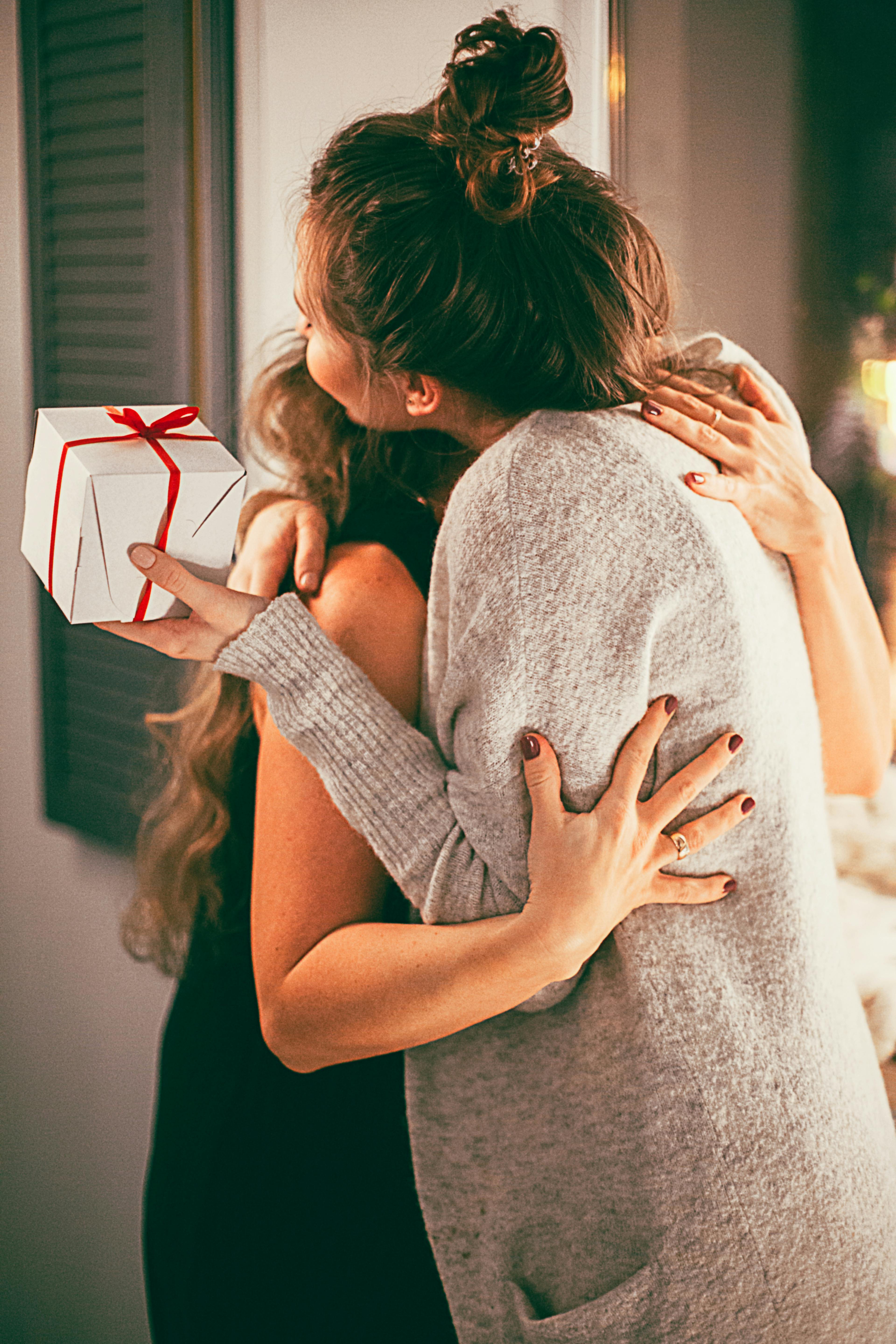 Mother and daughter hugging each other. | Photo: Pexels