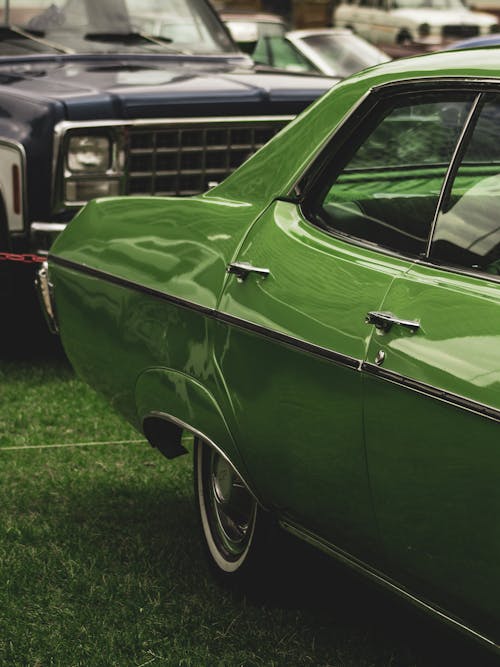 бесплатная Бесплатное стоковое фото с автомобиль, вертикальный выстрел, зеленая машина Стоковое фото