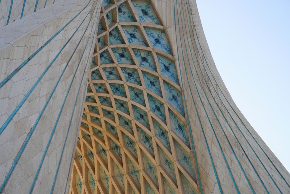 イランで徹底抗戦を強調する大規模集会 国民の団結ねらいか