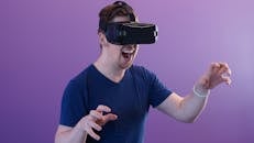 年轻人在现代环境中使用虚拟现实耳机时感到兴奋