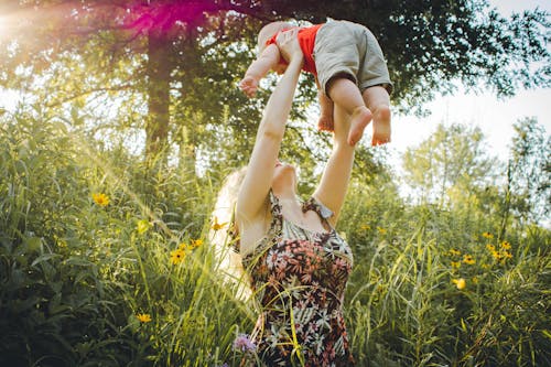 Madre Che Alza Il Suo Bambino