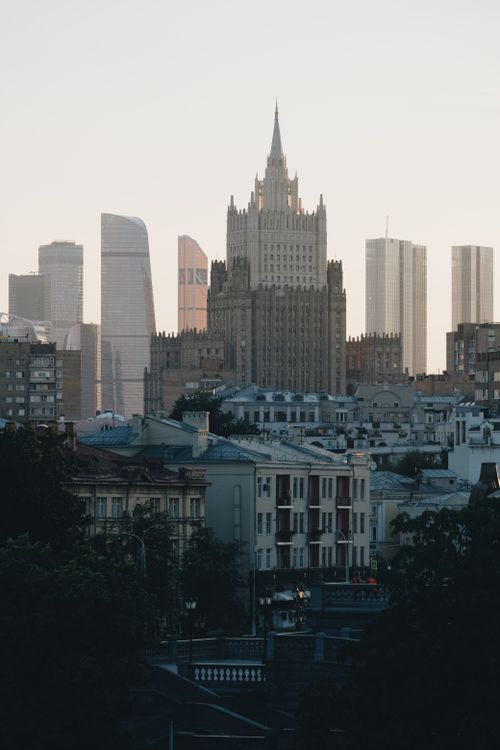 Free Beautiful dusk view of Moscow's skyline with iconic skyscrapers, blending historic and modern architecture. Stock Photo