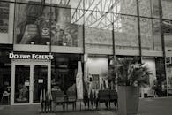 现代购物中心拥有优雅的单色景观，并配有咖啡馆和玻璃立面