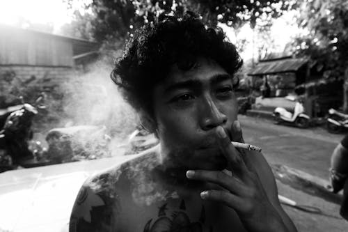 Ücretsiz adam, asyalı adam, duman çıkarmak içeren Ücretsiz stok fotoğraf Stok Fotoğraflar