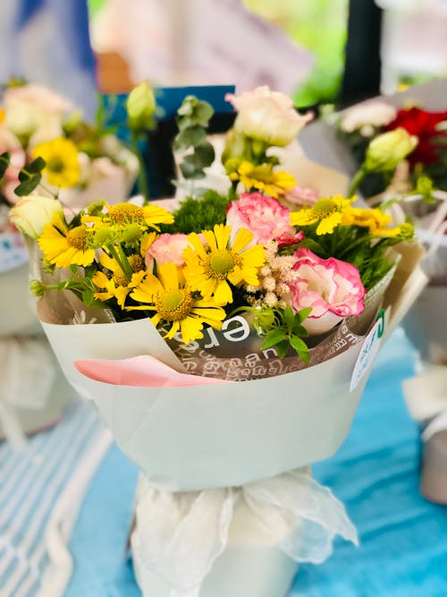 Gratis lagerfoto af blomster, blomsterarrangement, buket