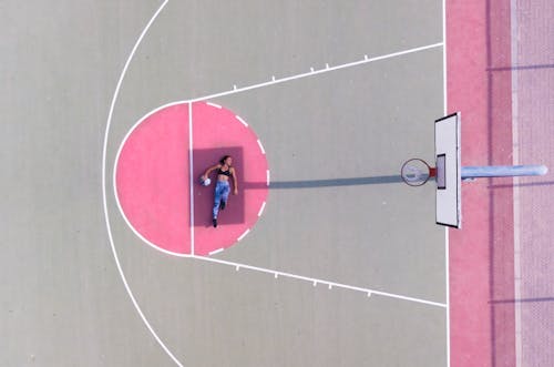 女子躺在篮球罚球线上