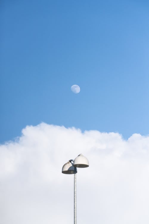 Foto stok gratis awan, bulan, lampu jalan