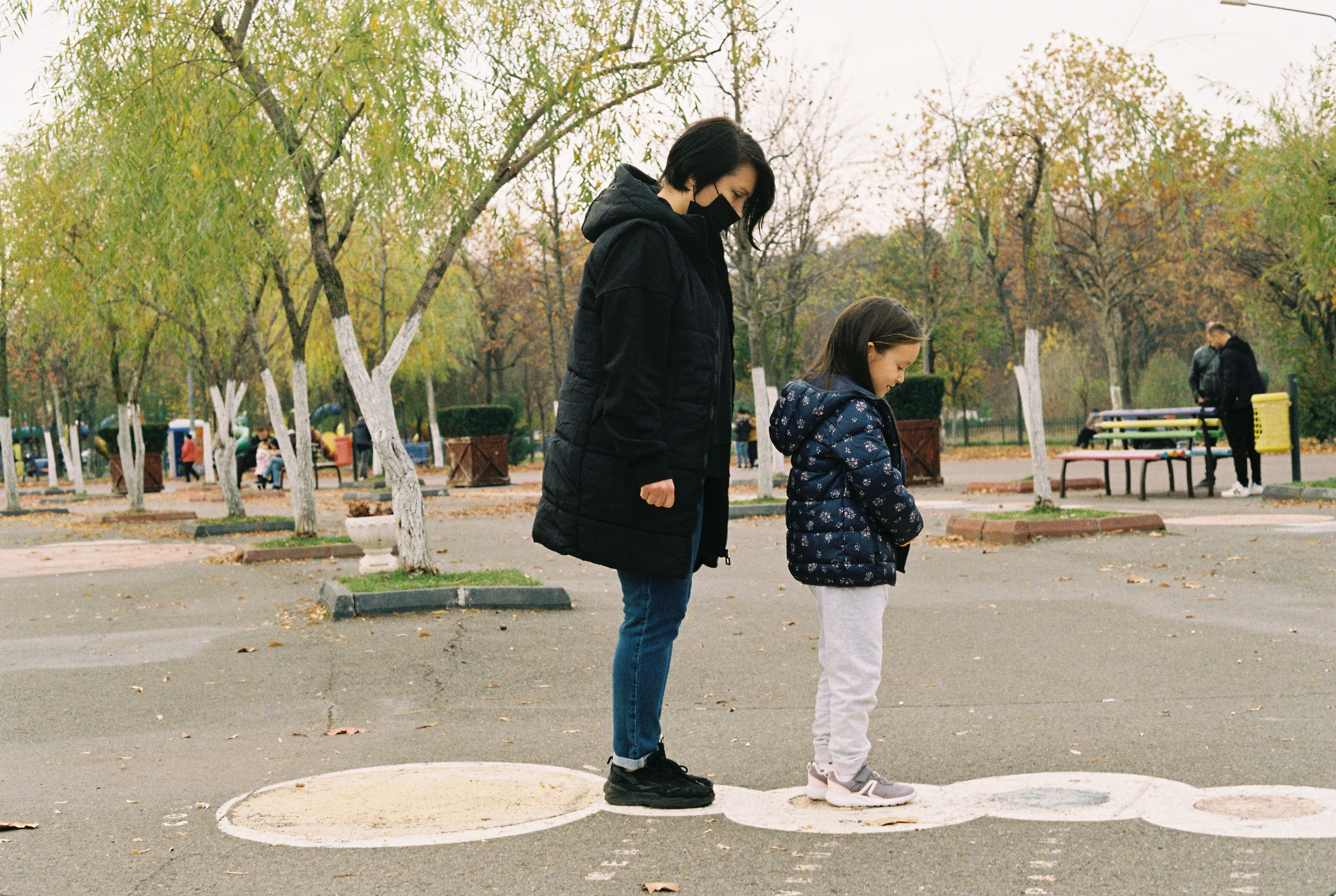 Школа в Астане запрещала родителям вносить телефоны — суд отменил запрет