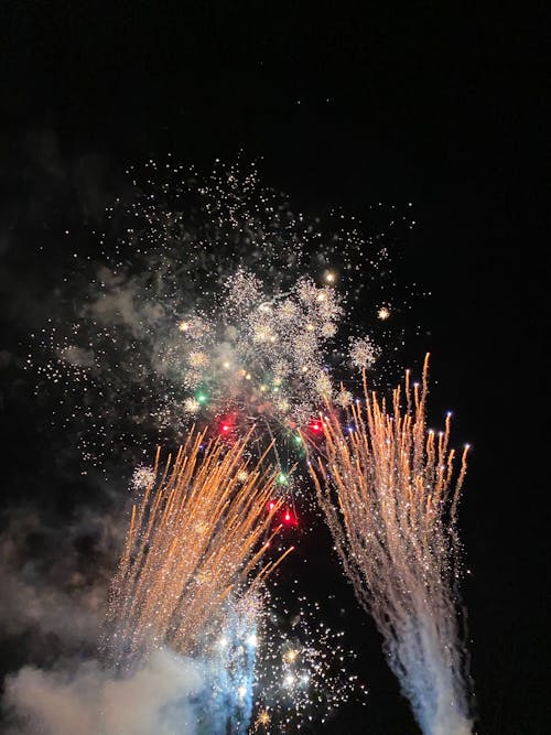 Бесплатное стоковое фото с вертикальный выстрел, дым, новый год