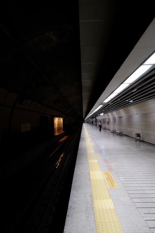 Free A quiet urban subway platform featuring modern architecture and bright overhead lighting. Stock Photo