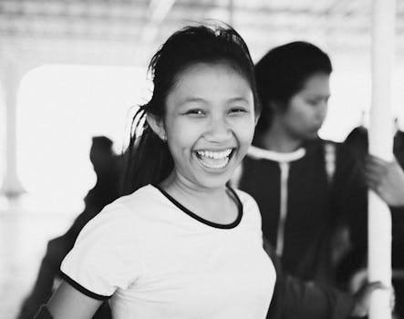 一张黑白肖像中，微笑的少年散发着幸福和快乐