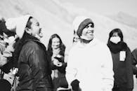 大流行期间，人们在户外戴着口罩微笑的黑白照片