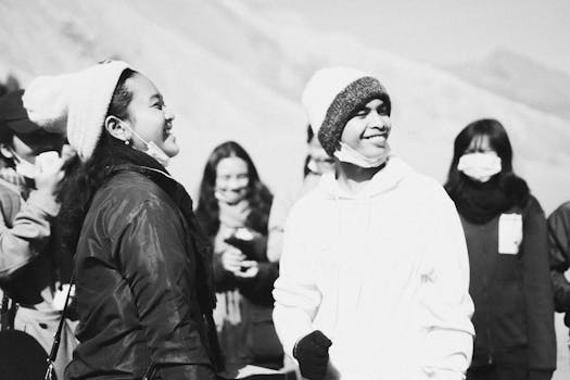 大流行期间，人们在户外戴着口罩微笑的黑白照片