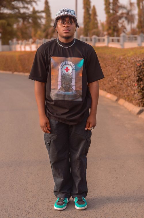 Free Young black man in casual wear standing outdoors on a sunny day. Stock Photo