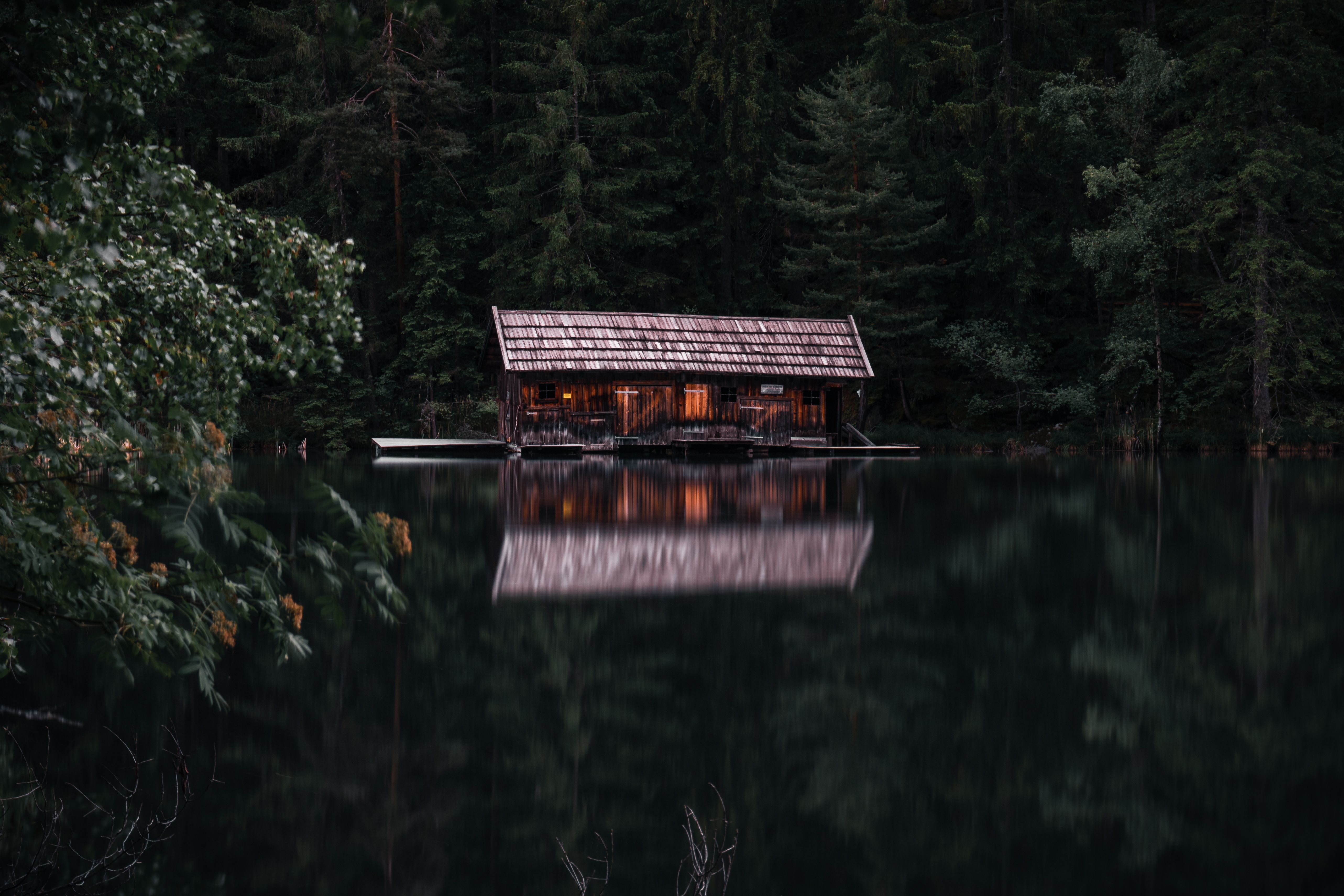 Brown Wooden House on Lake · Free Stock Photo