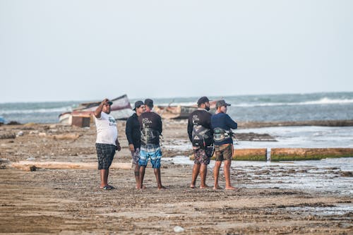 Foto profissional grátis de à beira-mar, amigos, beira-mar