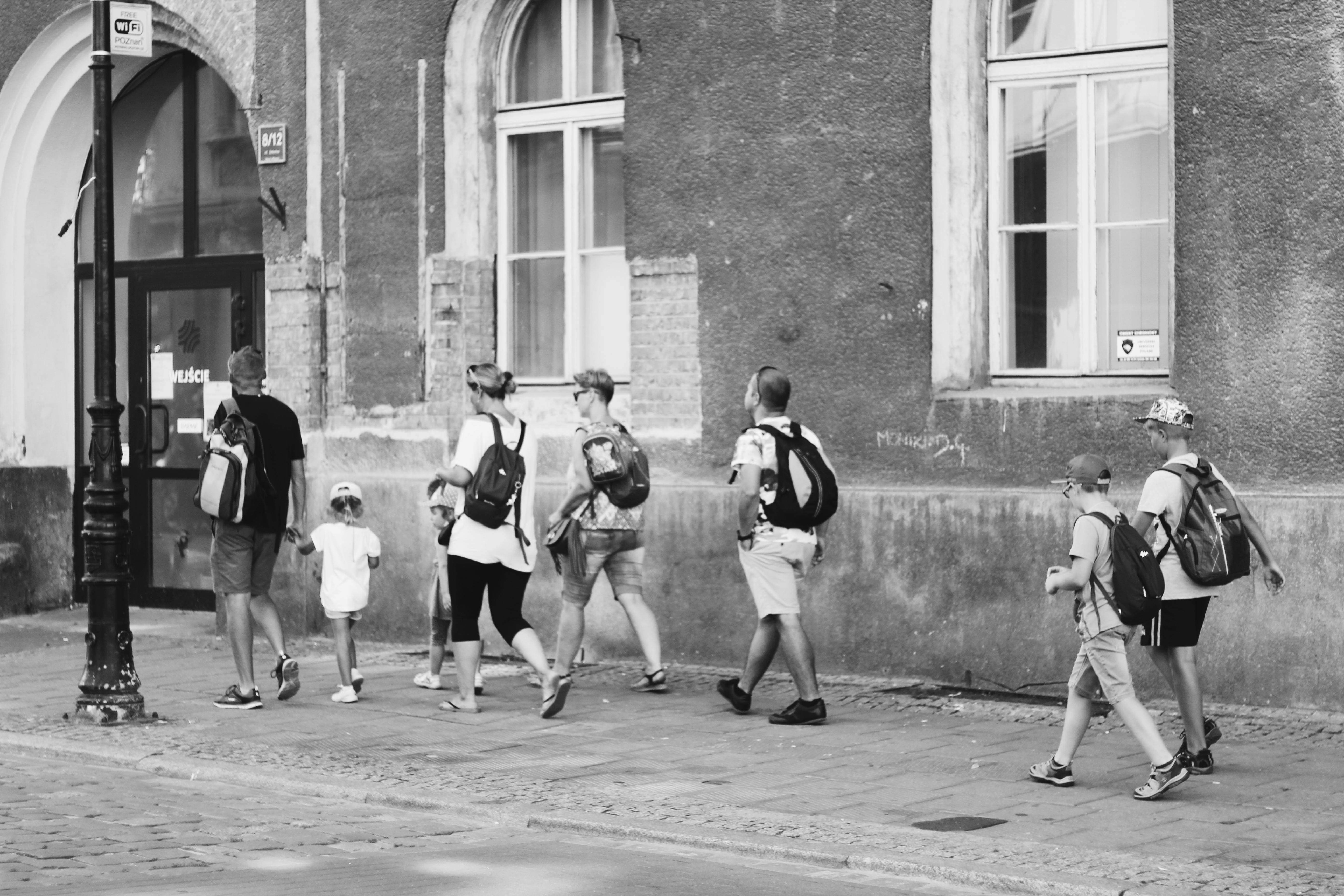 一群人漫步在城市街道上，散发着团结与探索的气息