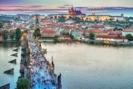 日落时分，查理大桥通往布拉格城堡的景色充满活力
