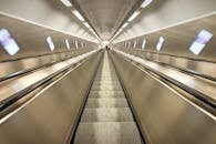 从低角度观看这座采用未来主义设计的现代自动扶梯隧道