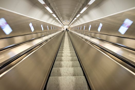 从低角度观看这座采用未来主义设计的现代自动扶梯隧道