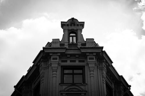 Darmowe zdjęcie z galerii z budynek, czarno-biały, fasada