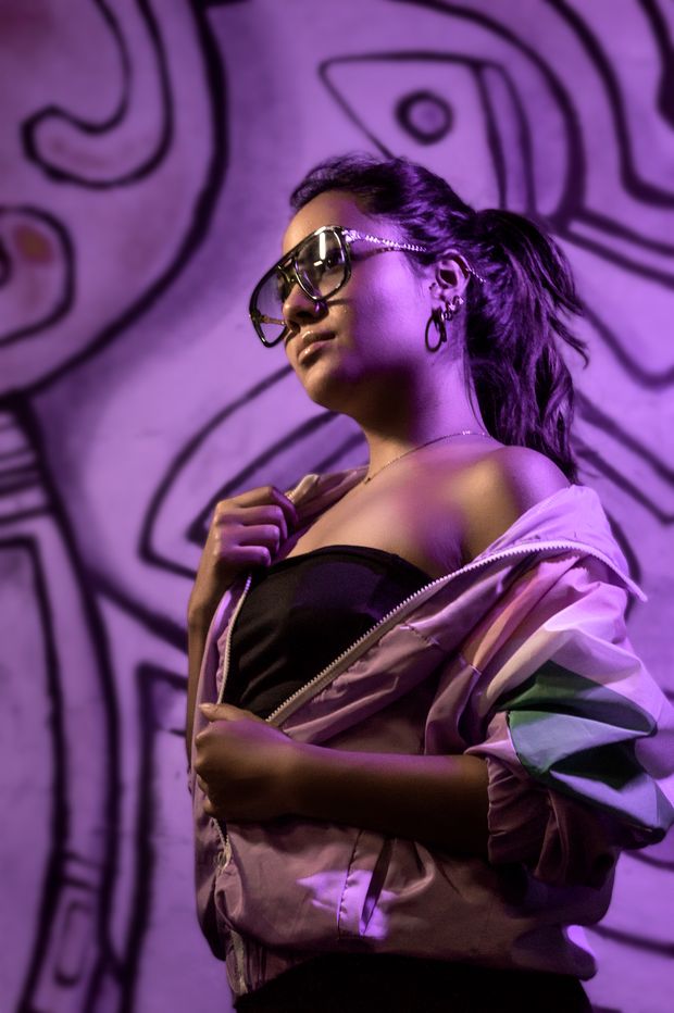 Stylish woman wearing sunglasses posing against a backdrop, by Eduardo López on Pexels