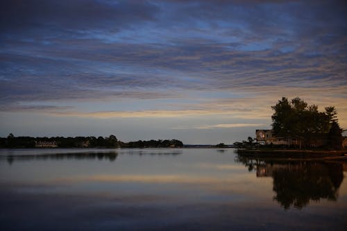 Δωρεάν στοκ φωτογραφιών με αυγή, δέντρα, δίπλα στη λίμνη Φωτογραφία από στοκ φωτογραφιών
