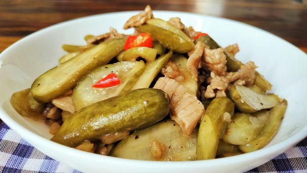 Thin-Sliced Pork Stir-Fry with Cucumber