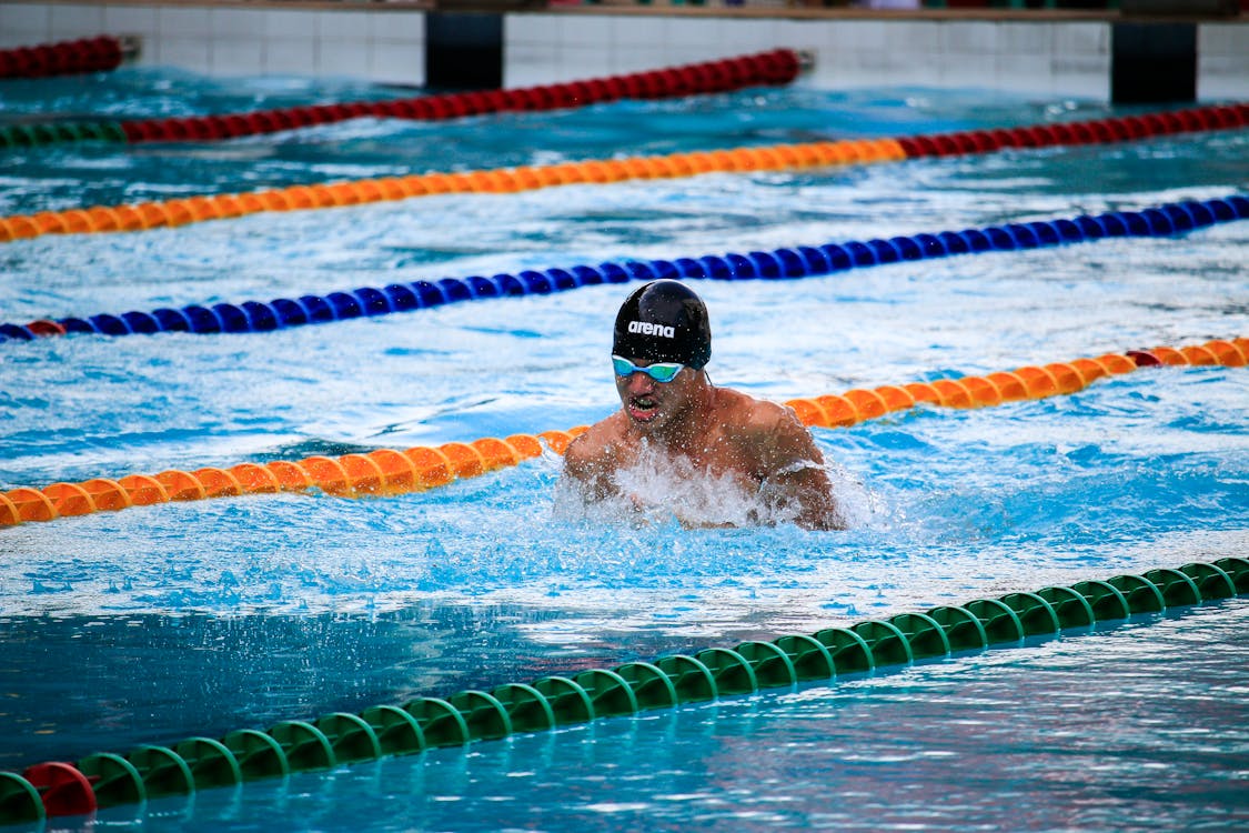 Nuotatore In Piscina