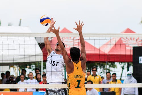 Zwei Männer Spielen Volleyball In Der Nähe Von Red Canopy