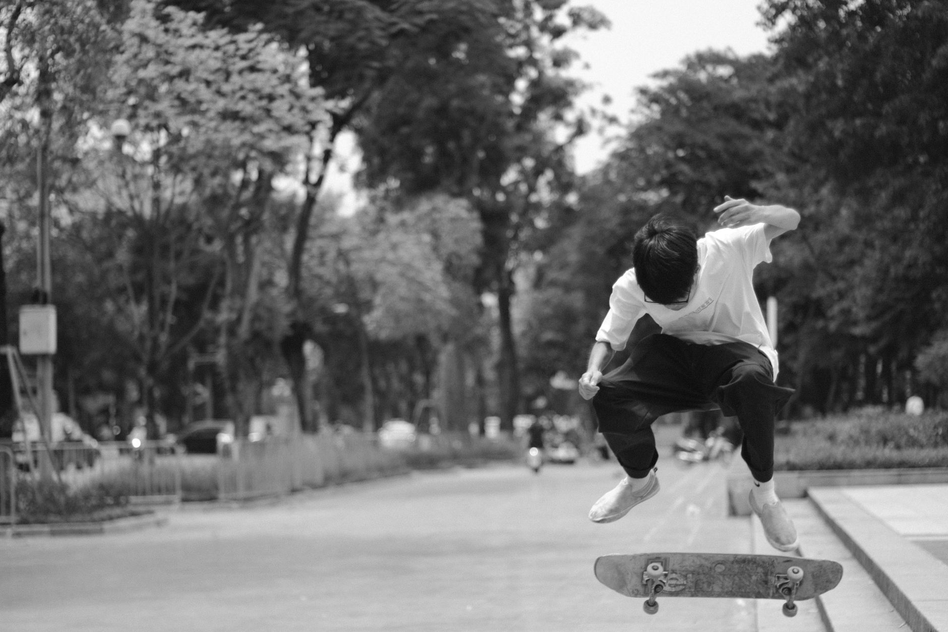Người trượt ván đo chiều rộng deck bằng thước thép bên cạnh bộ truck và bánh xe tháo rời