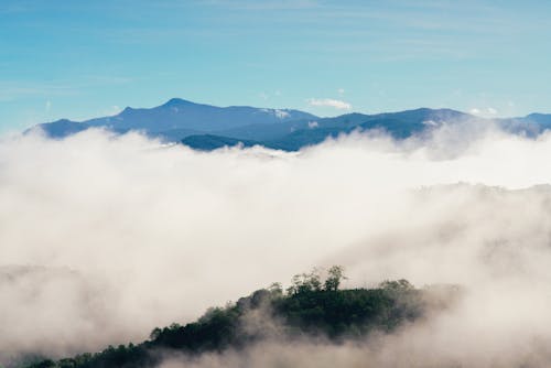 Gratis Fotos de stock gratuitas de al aire libre, cielo azul, con niebla Foto de stock