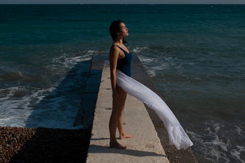 Foto profissional grátis de ao ar livre, biquíni, corpo d'água