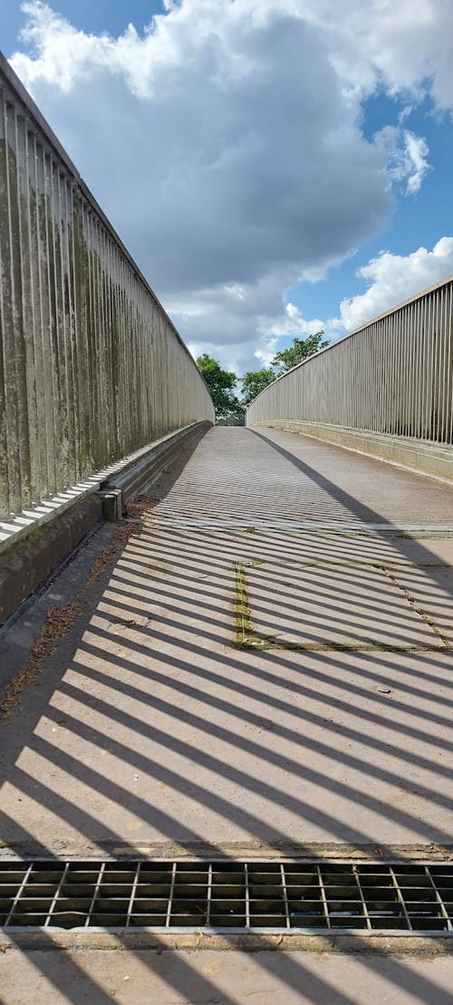 Immagine gratuita di marciapiede, passerella pedonale, ponte