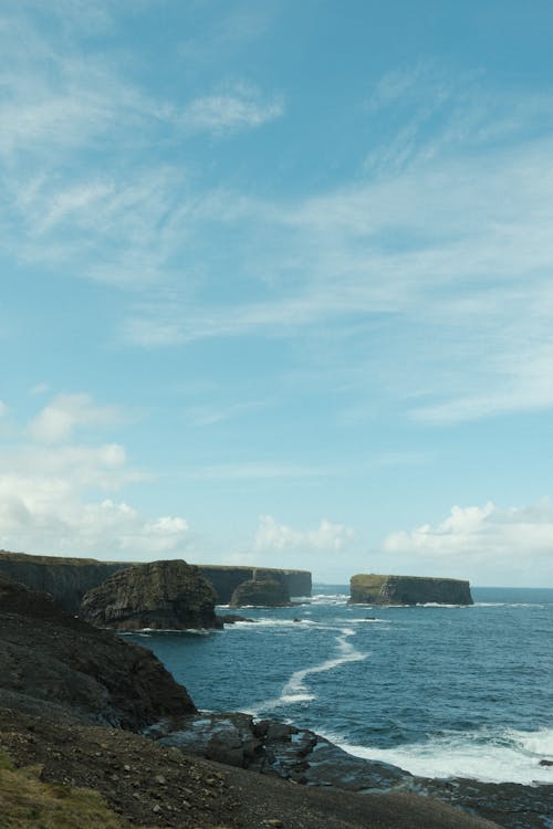 Бесплатное стоковое фото с береговая линия, вертикальный выстрел, волны