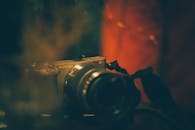 在喜怒无常的黑暗照明环境中，特写了老式相机的镜头