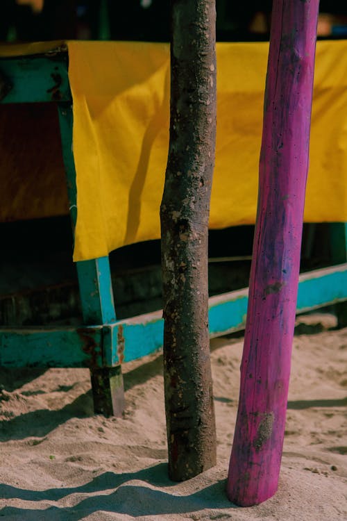 Бесплатное стоковое фото с вертикальный выстрел, деревянный столб, желтая ткань