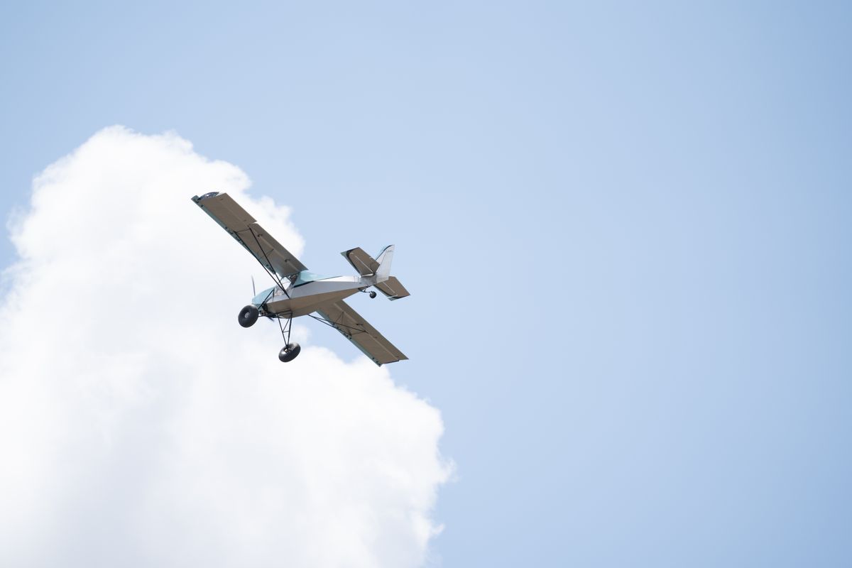 Kırmızı model uçak gökyüzünde yükseliyor, Aviatrix Zaman Takip Aracı temasını yansıtıyor
