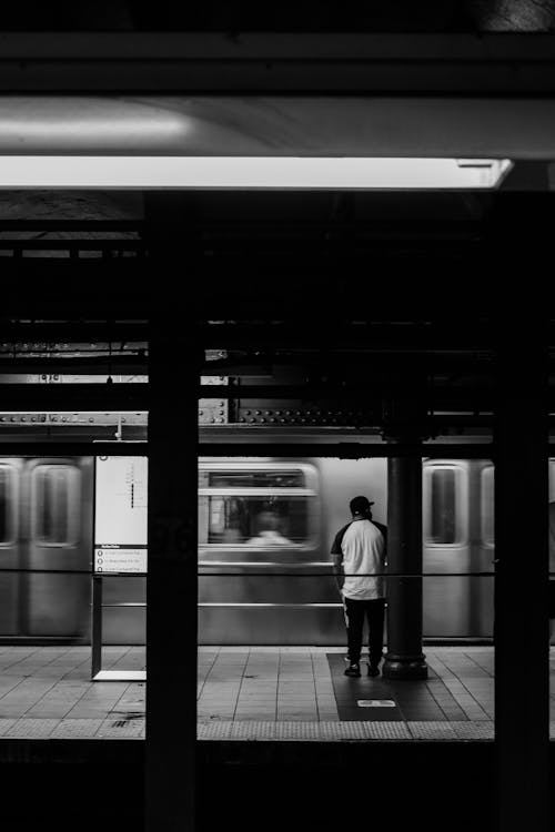 Fotobanka s bezplatnými fotkami na tému čierny a biely, muž, nástupište v metre