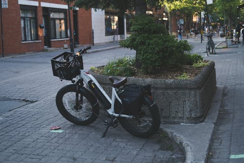 Photos gratuites de bicyclette, garé, rue