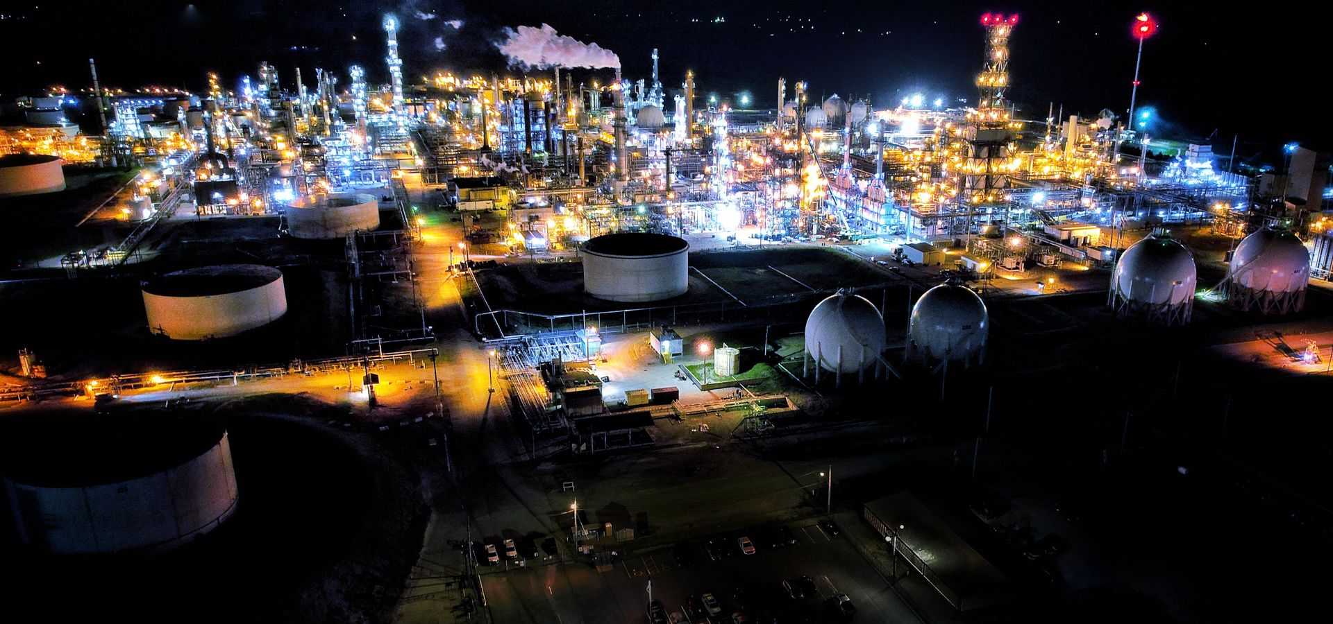 Complejo industrial iluminado durante la noche