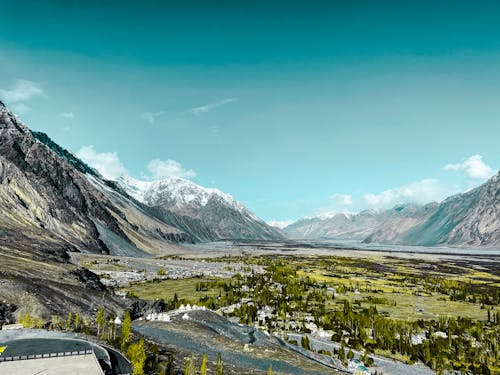 Immagine gratuita di cieli blu, india, montagna verde