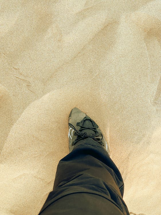 Бесплатное стоковое фото с вертикальный выстрел, обувь, песок