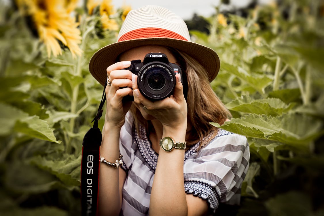 grátis Fotografia Com Foco Seletivo De Mulher Segurando Uma Câmera Dslr Foto profissional