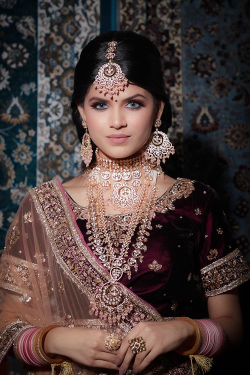Free Elegant portrait of an Indian woman adorned in traditional jewelry and attire. Stock Photo