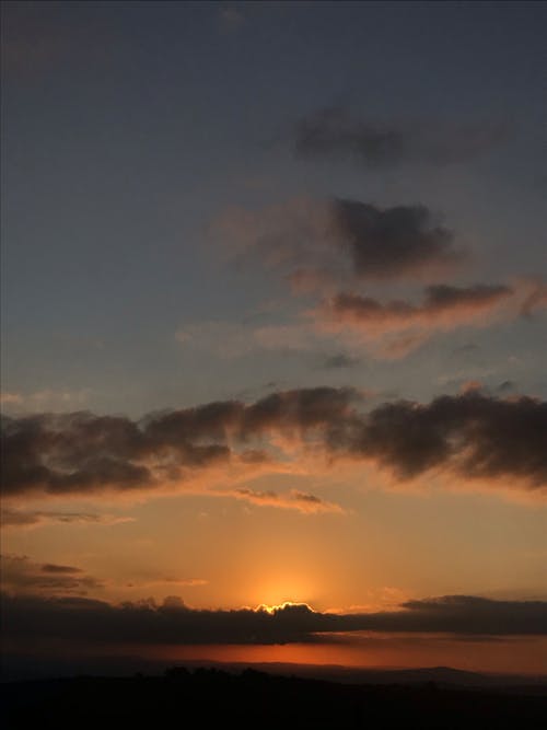 Бесплатное стоковое фото с вертикальный выстрел, восход, живописное небо