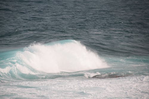 Ocean Waves Crashing